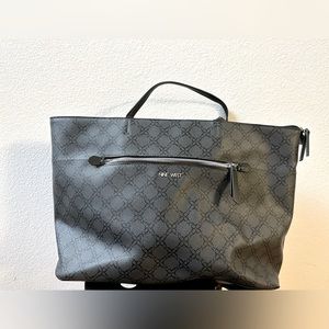 Great work bag that holds daily necessities and a laptop. Durable straps.